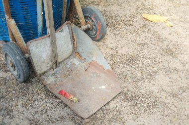 Dışarıdaki bahçeyi temizlemek için eski paslı faraşı kapat.