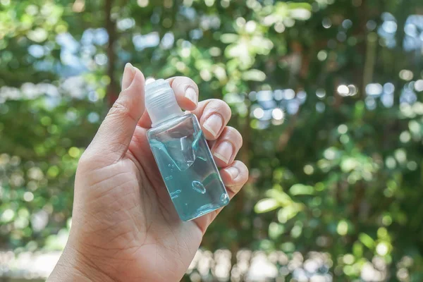 Close Mulher Com Garrafa Álcool Para Sair Para Evitar Coronavirus — Fotografia de Stock