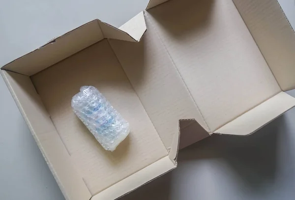 Marchandises Feuille Emballage Bulles Dans Carton Pour Expédition — Photo