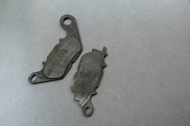 Eski, aşınmış ve yırtılmış Motosiklet fren çizgisi