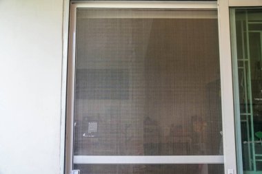 Sivrisinek telli ev giriş kapısını kapat