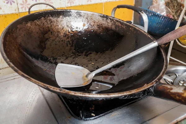 Fuoco Selettivo Picche Acciaio Friggere Vecchia Padella Sul Fornello Cucina — Foto Stock