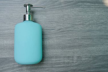 Sıvı sabun depolamak için mavi şişe üst görünümü