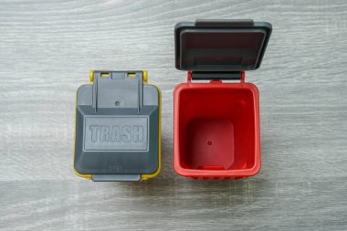 Tehlikeli çöp depolama için üst görünüm kırmızı çöp kutusu