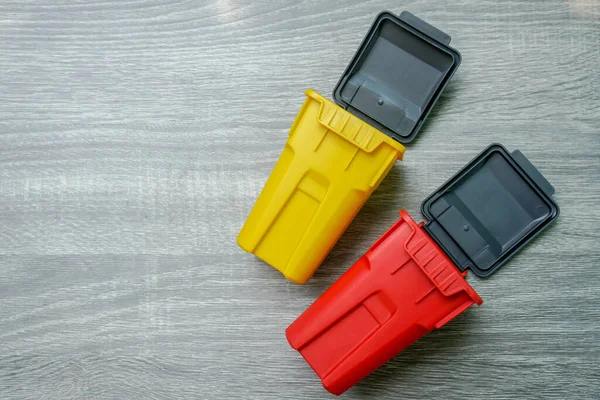 乾燥した危険な環境のための黄色と赤のゴミ箱のトップビュー — ストック写真