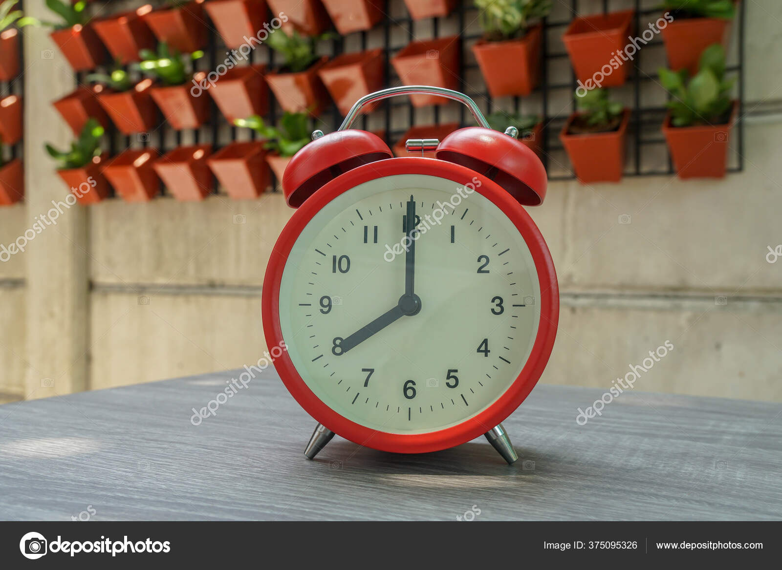 Aktualität Konzept Der Roten Uhr Uhr Mit Vertikalem Gartenhintergrund