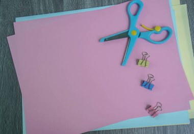 kağıt raptiyeli düz mavi makas ve el işi için renkli kağıtlar