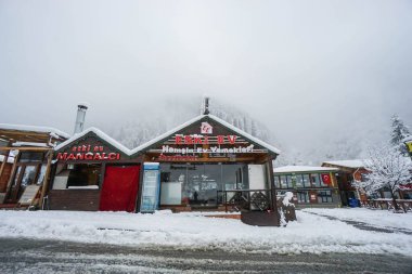 Ayder / Türkiye - 2 Aralık 2019: Yerel restoran kış bulutlu bir günde karla kaplandı