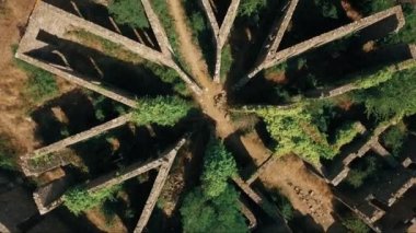 Hava uçağı terk edilmiş anıt gösterilen vurdu.