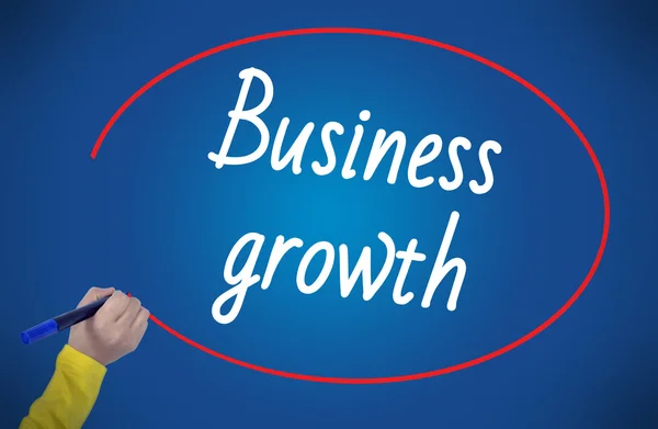 Mulher mão escrita crescimento do negócio com marcador — Fotografia de Stock