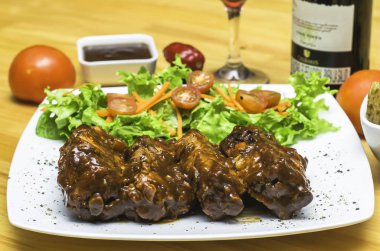 Sebzeli, patatesli ve şaraplı biftek.