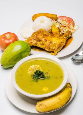 Pirinç ve sebzeli tavuk sancocho.