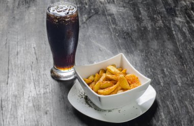 Baharatlı ve gazlı patates kızartması.