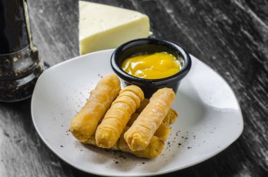 Soslu ve biberli peynir parmaklar.