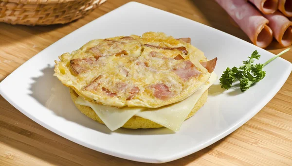 Omelette mit Schinken und Mais arepa — Stockfoto