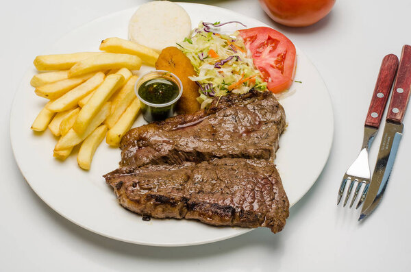 Стейк на гриле с рисом и овощами
