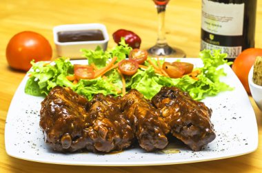 Sebzeli, patatesli ve şaraplı biftek.