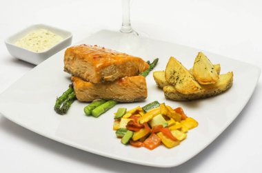 Patatesli somon ve salata ve soslu kuşkonmaz.