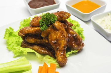 Sebze ve soslu ızgara tavuk kanadı.