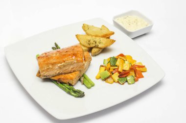 Patatesli somon ve salata ve soslu kuşkonmaz.