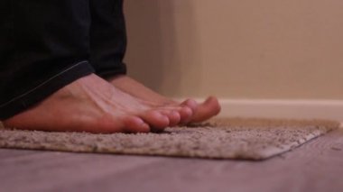 Mantar ayak. bir adam ayakları çıplak ayakları halı üzerinde duran, çizikler. Metrelik şiddetli kaşıntı.