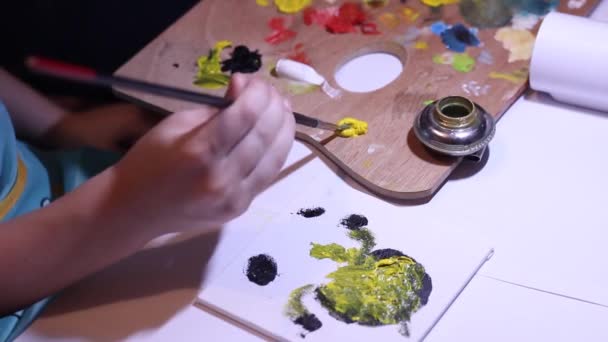 El Niño pequeño de cinco años aprendiendo a dibujar. Tome la pintura con una politrila de madera usando un pincel . — Vídeo de stock