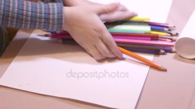 Beş yaşında küçük çocuk şımarık. Çocuk Tsvetrye kalem toplar. O zaman çocuk kalem masanın üzerine atar..