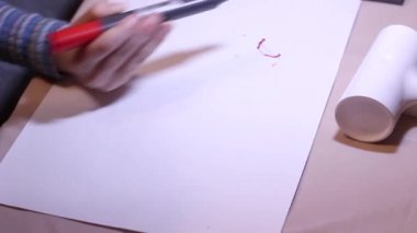 Psikolojik test beş yaşında küçük çocuk psikolojik bir egzersiz yapar. Çocuk kırmızı işaretçisi kullanarak beyaz bir levha üzerinde çizer.