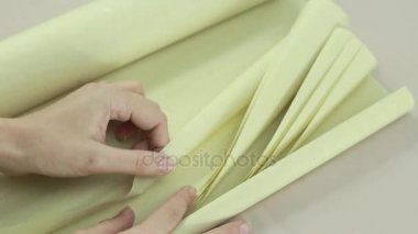 Vintage kağıt. Kız bir yaprak Vintage kağıda alır.