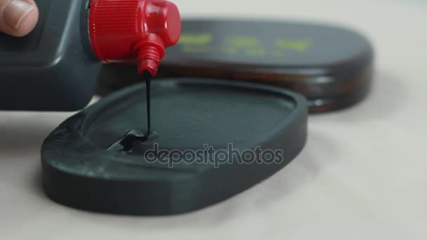 Versare l'inchiostro nel calamaio utilizzando una bottiglia con tappo rosso . — Video Stock