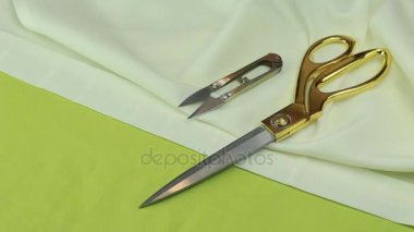 Terzi koyar kumaş - makas, terzinin kesme, mutfak eşyaları dikiş kırmızı ve beyaz iplik, terzi pimleri, tebeşir ve bir iğne ve iplik.