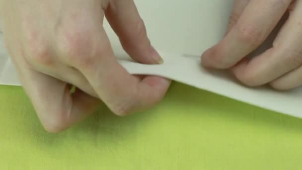 Tailor Stabs Edge of Product di Dressmaker Pin. Cucire di tende da tessuto beige . — Video Stock