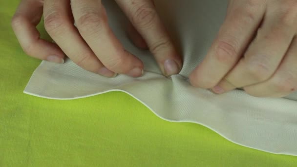 洋裁ピンによる製品の刺すエッジを調整します。ベージュのファブリックからカーテンの縫製. — ストック動画