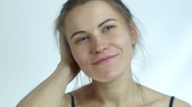 Kız uyan o saçları düzeltiyor. Yüzünü elleri ve Stretched ile losyonları.