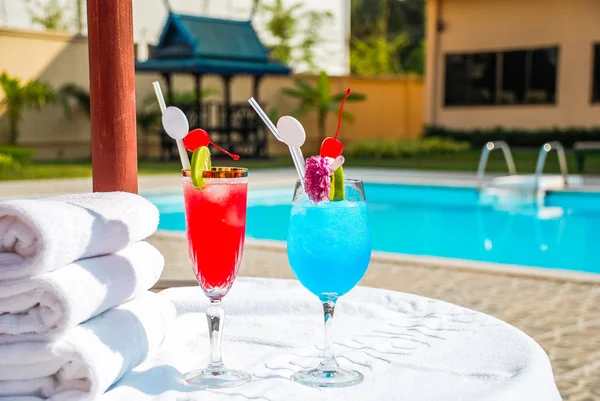 Mavi ve kırmızı kokteyl Yüzme Havuzu