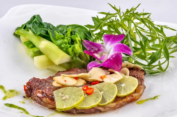 Sarımsak ile derin yağda kızartılmış sığır eti 