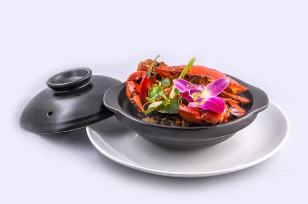 Fried çamur Yengeç kil tencerede erişte ile