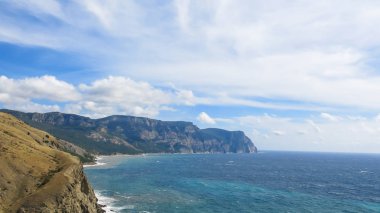 Uçurumdan deniz manzarası