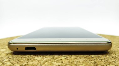 Beyaz arkaplanda akıllı telefon