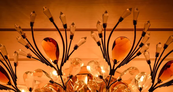 Klassieke kroonluchter van glas — Stockfoto