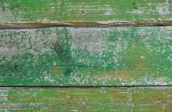 Målade trä plankor med sprucken grön färg — Stockfoto