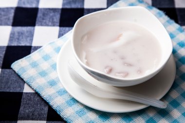 Bua-loi veya hamur tatlısı ve Hindistan cevizi krem