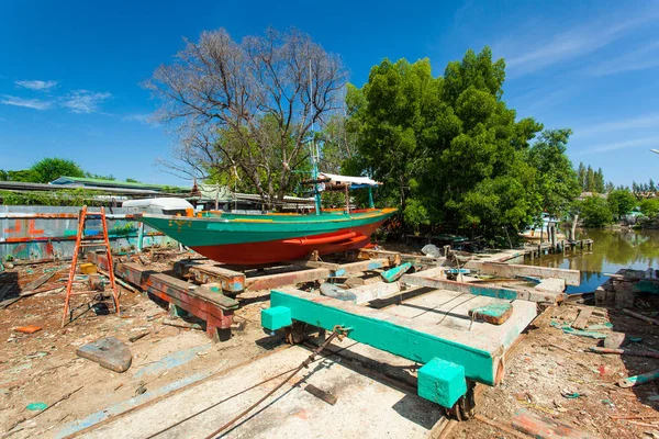 Bateau dans le chantier naval — Photo