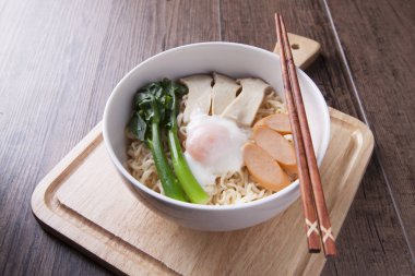 Japon erişte ve beyaz kase.