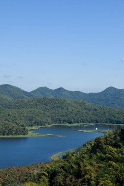 Üzerinden Barajı ile dağ ve mavi su parlak gökyüzü gün güzel görünüm.