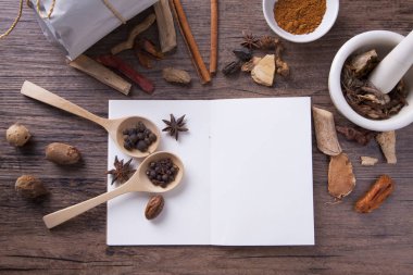 Bitkisel tıp eğitimi için Not Defteri ile ahşap masa üzerinde