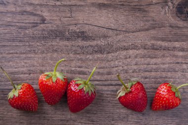 Arka plan için ahşap doku ile tatlı çilek