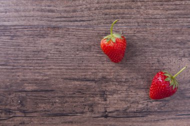 Ahşap arka plan ve ifadeler için alan iki çilek