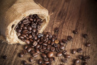 Yakın çekim kahve çekirdekleri ve torba