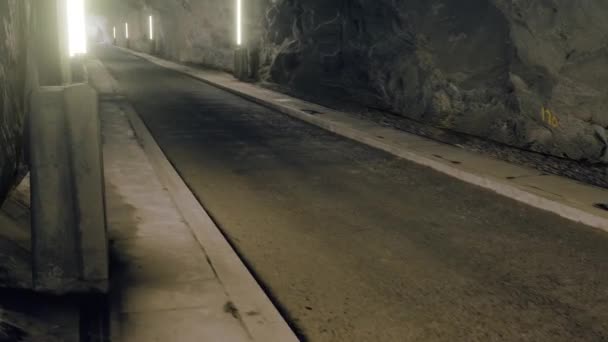 Vista Attraverso Tunnel Buio Con Luce Alla Fine Illuminazione Stradale — Video Stock